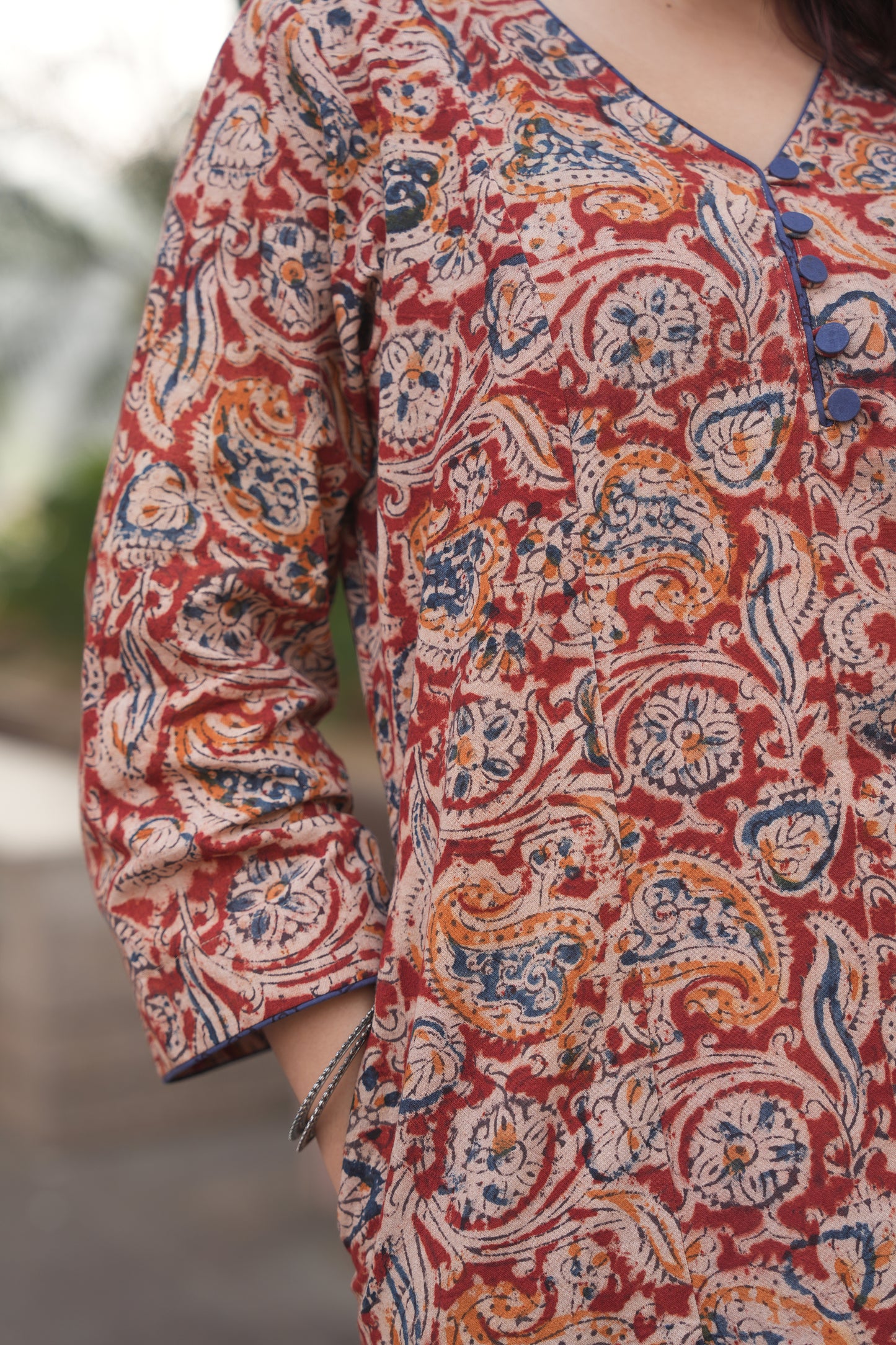 Maroon Kalamkari Straight-Fit Kurta (Loop-Button Neck, Blue Floral Print)