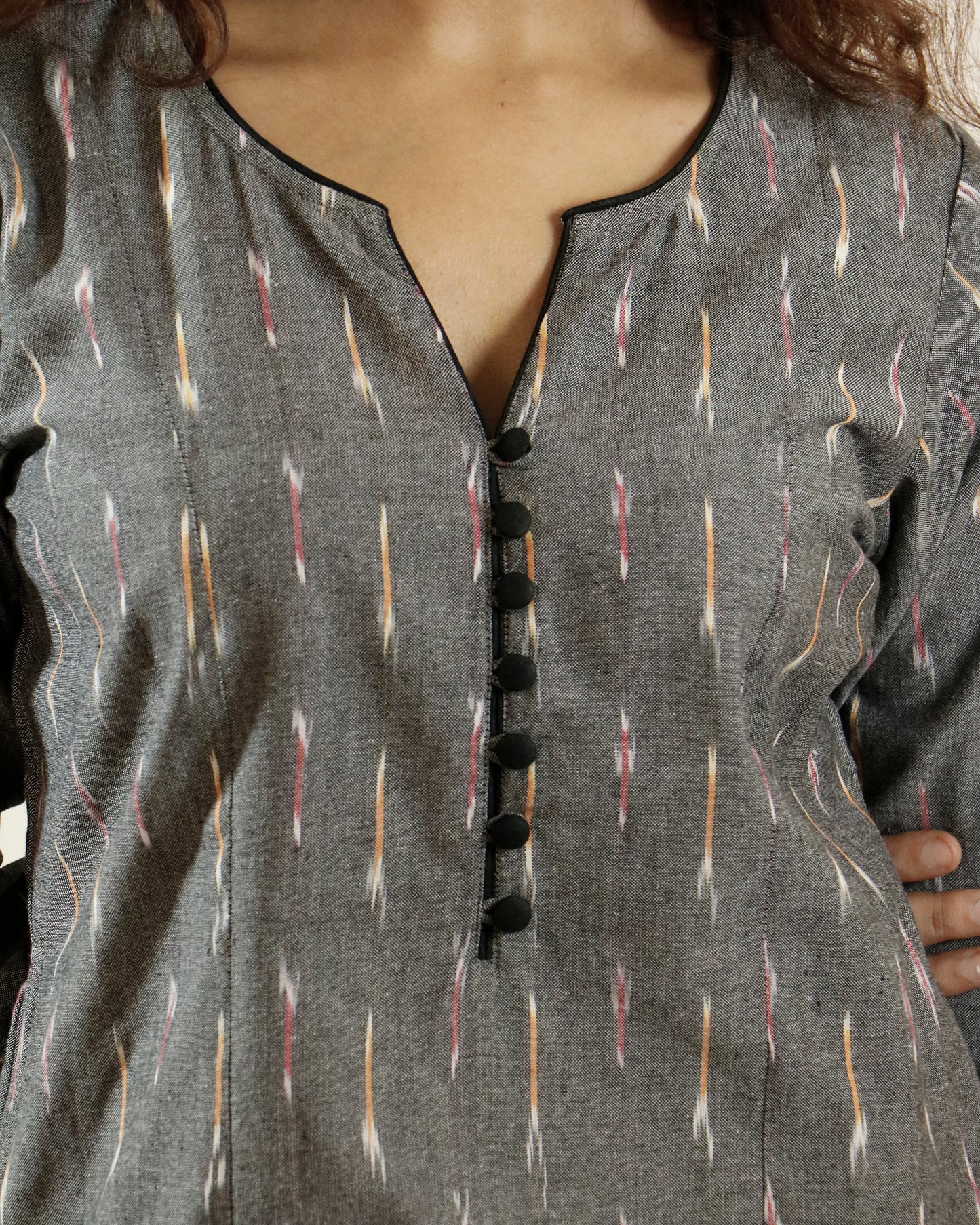 Grey Aura Ikat Suit Set – Grey kurta with black pant & shaded dupatta (grey-black)