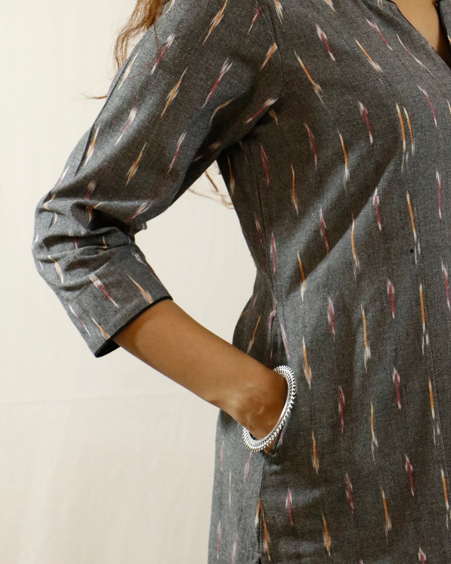 Grey Aura Ikat Suit Set – Grey kurta with black pant & shaded dupatta (grey-black)